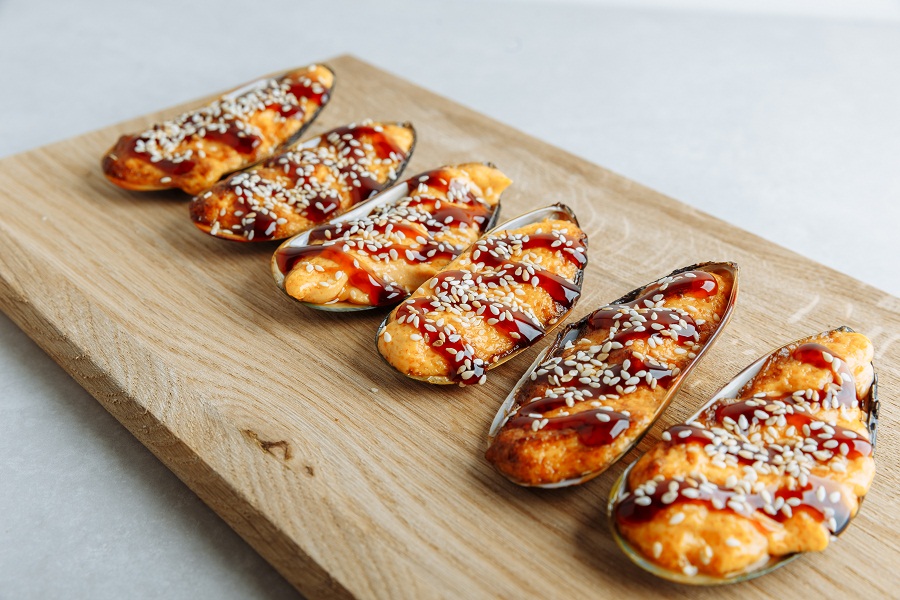 Мидии запеченные в спайси соусе 6 шт.