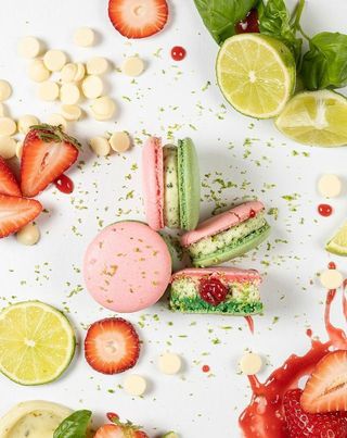 Макарон «Клубника-базилик-лайм»