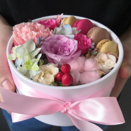 SWEET: цветы в коробке комплимент с цветами и печеньем макарон | корпоративный подарок | 14 февраля | 8 Марта