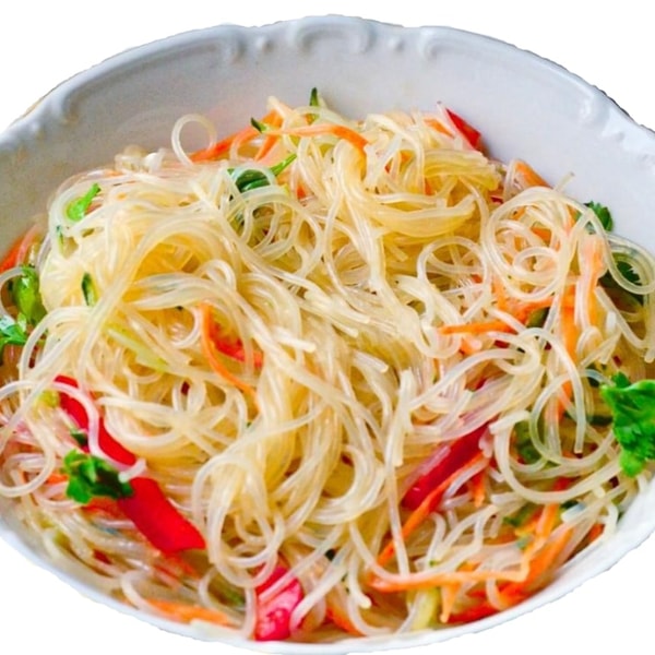 Салат с фунчозой и овощами