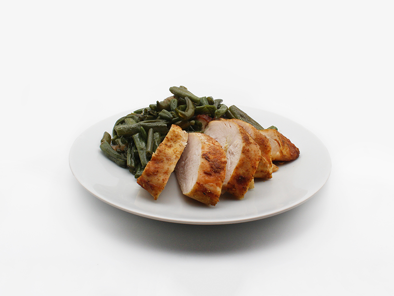 Куриная грудка, запеченная с гарниром из стручковой фасоли