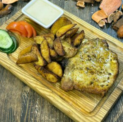 Стейк из свинины с гарниром в сливочно-перечном соусе