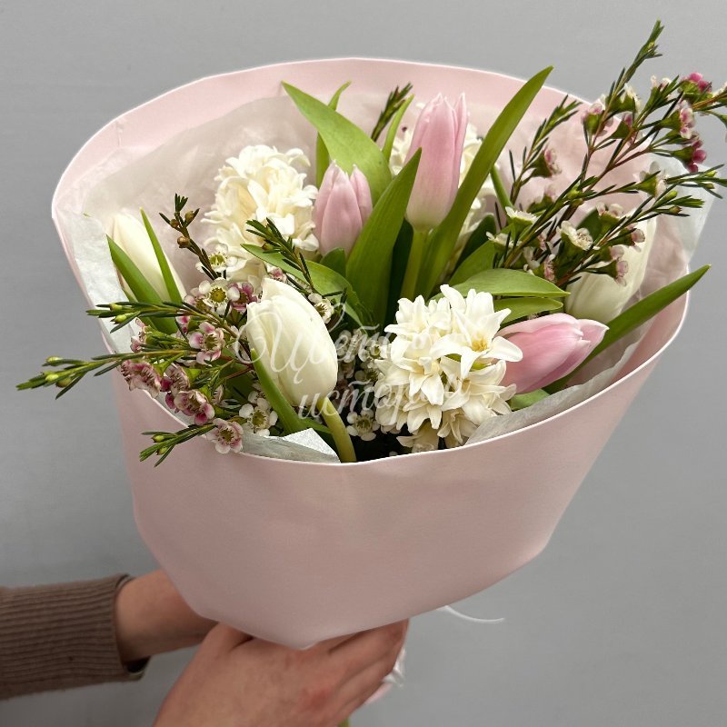 Весенний букет с гиацинтами и тюльпанами