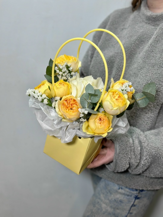 Сумочка с пионовидной розой,эквадорской розой и статицей