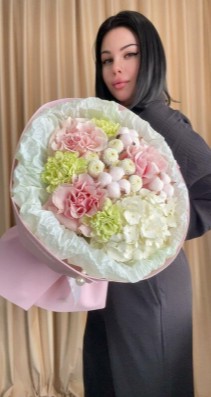 Нежный букет из гортензии и французских роз с добавление диантуса Прадо