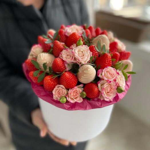 Клубника в шоколаде ассорти с цветами