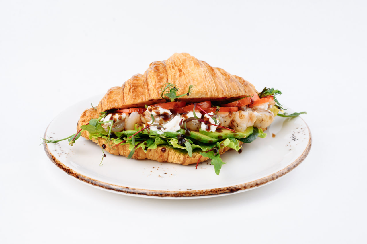 Круассан с креветками и страчателлой