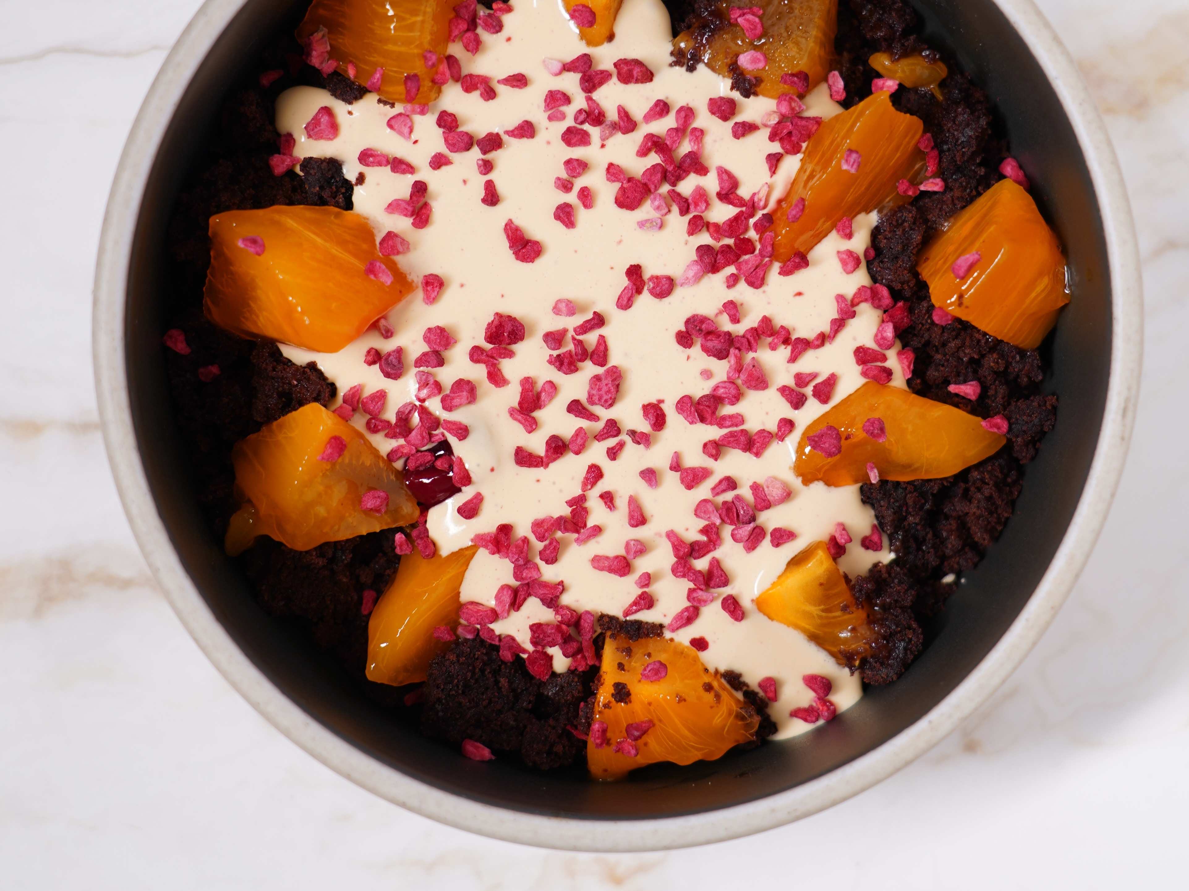 Сметанник с хурмой и муссом из вареной сгущенки