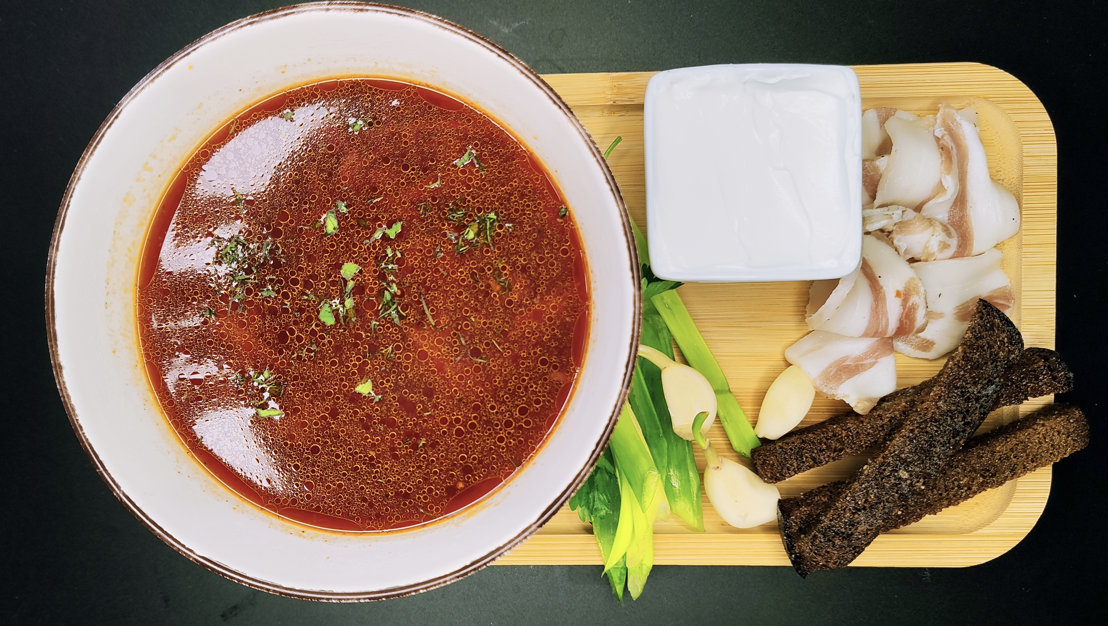 Борщ с салом и гренками