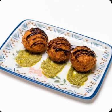 Аранчини с моцареллой и соусом песто