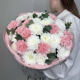 Стойкий букет хризантем с диантусами