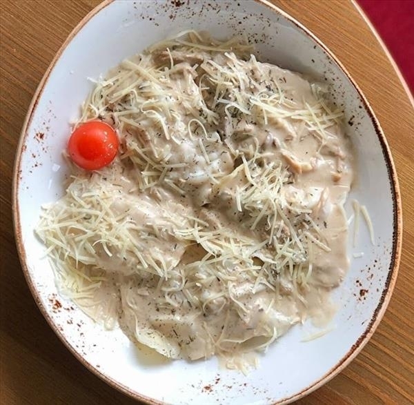 Равиоли с индейкой в сливочном соусе с вешенками