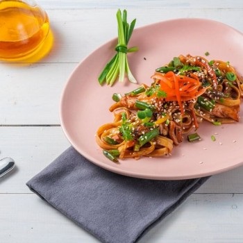 Удон с овощами и курицей