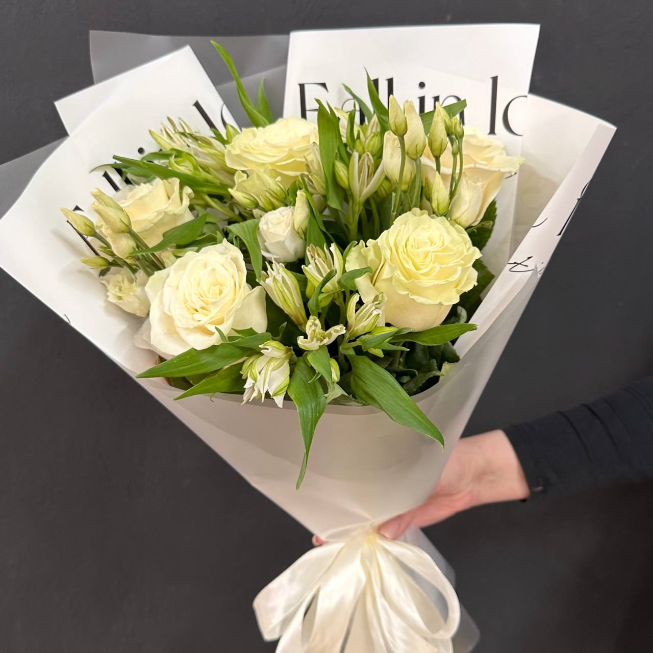 Букет из белых роз и альстромерии