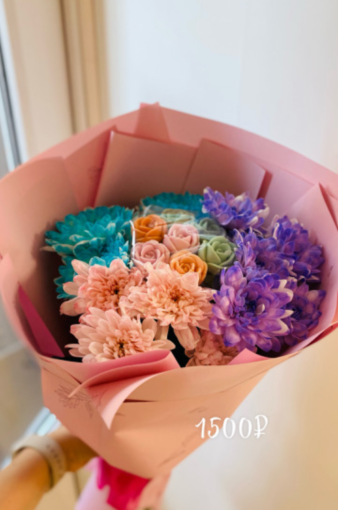 Букет из хризантем и шоколадных роз 