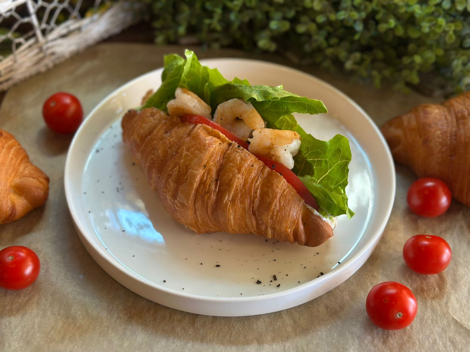 Круассан с креветками