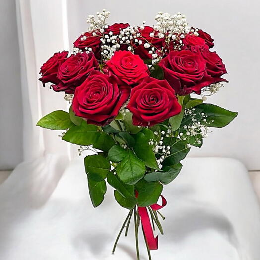 11 роз с гипсофилой