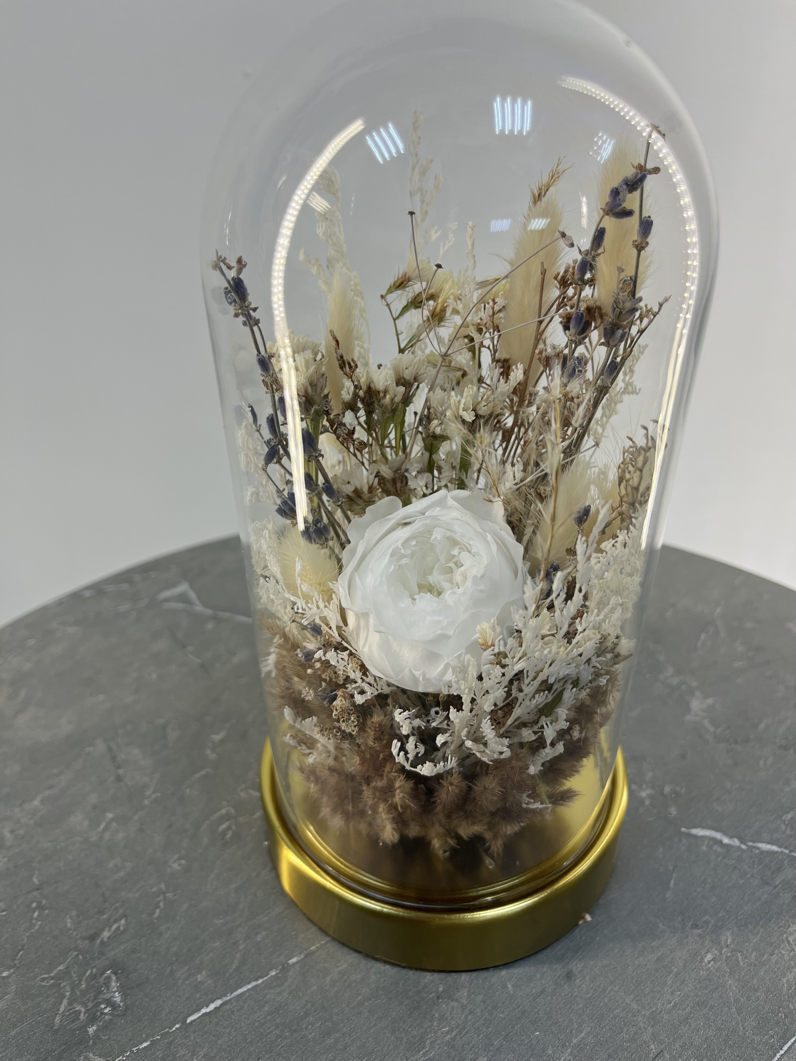 Клош с белой розой и сухоцветами