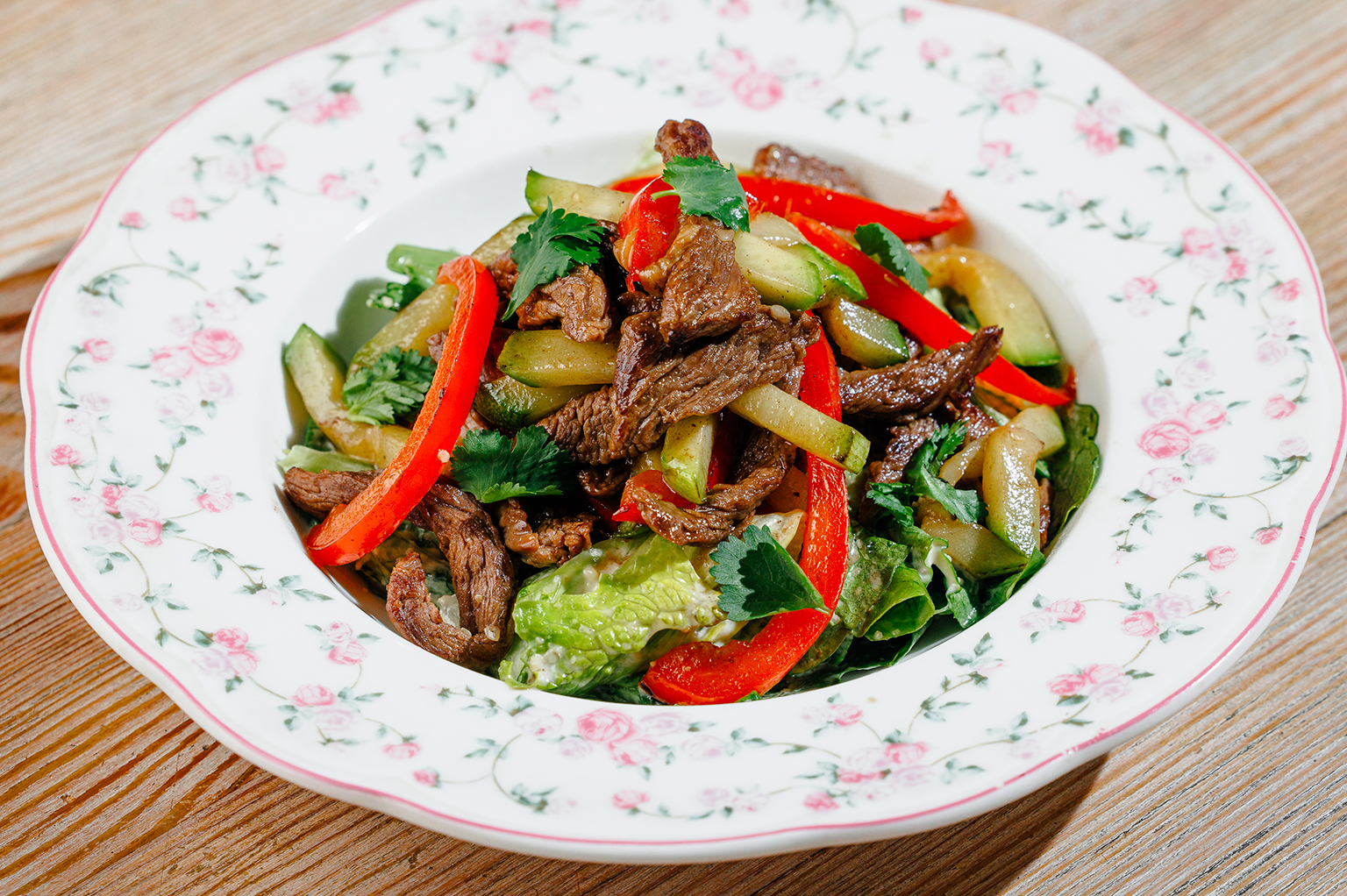 Тёплый салат с говядиной