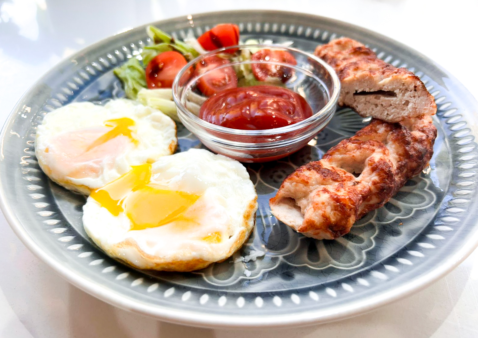 Яичница-глазунья с люля-кебабом из курицы 