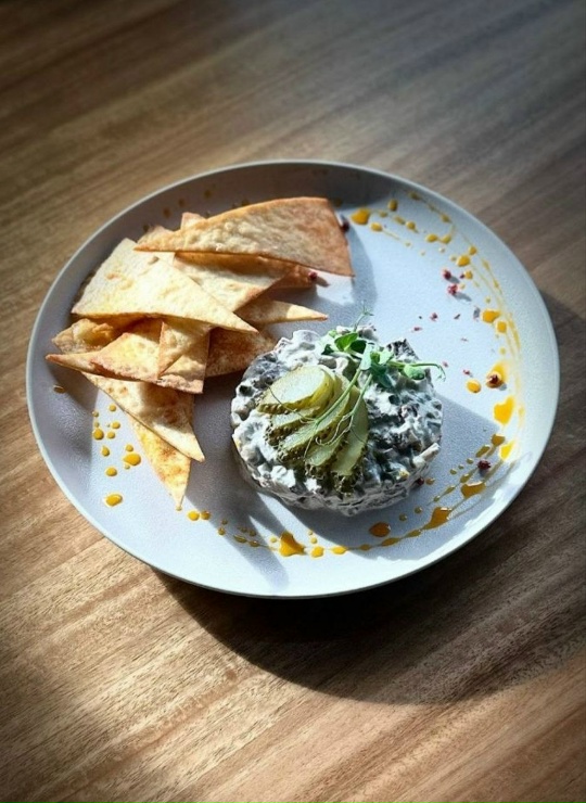 Язык в сливочно-грибном соусе и пшеничными чипсами