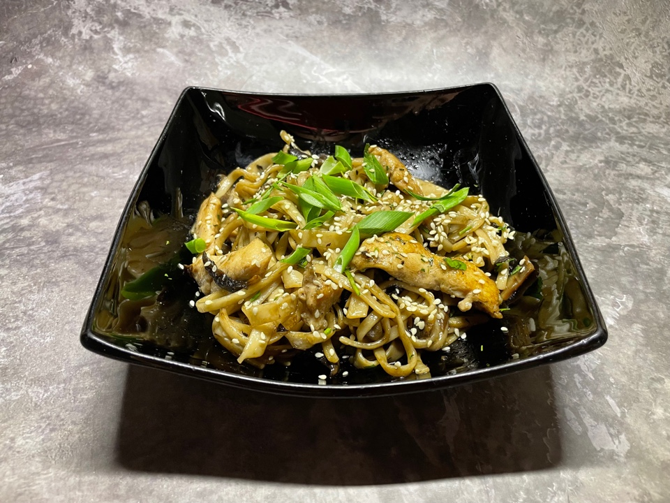 Удон с курицей и грибами