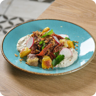 Салат c ростбифом и копченым сулугуни