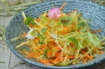 Салат из свежей репы с овощами