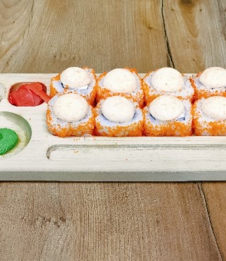 Ролл с креветкой и икорной шапкой