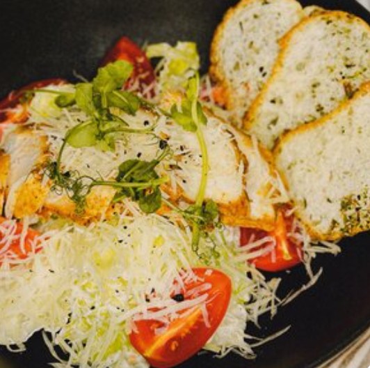 Салат Цезарь с курицей