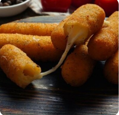 Сырные палочки с малиновым соусом