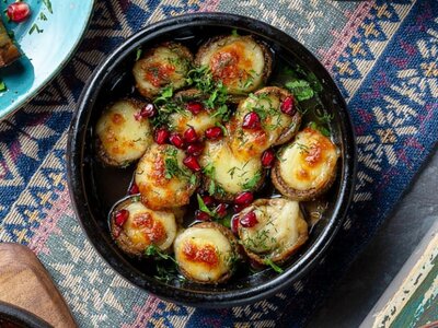 Шампиньоны, запечённые с сыром сулугуни