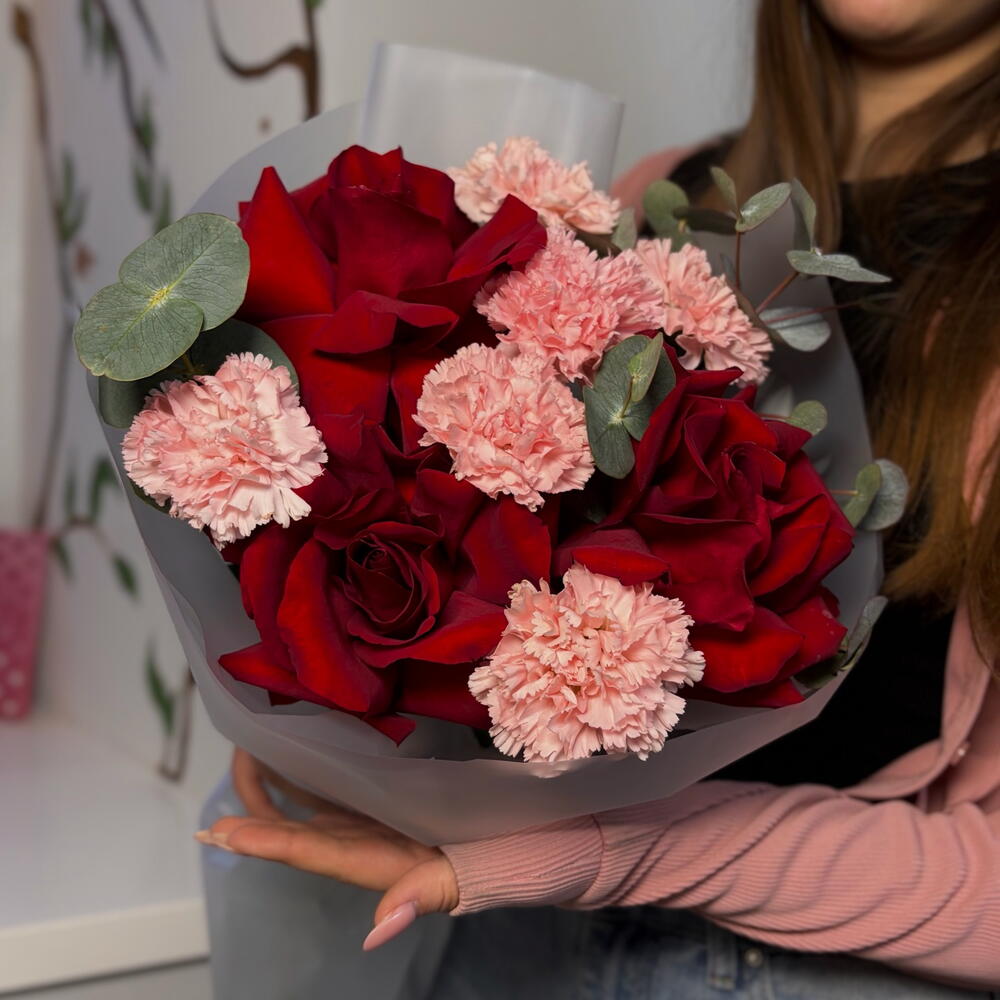 Красные розы, розовые диантусы и эвкалипт