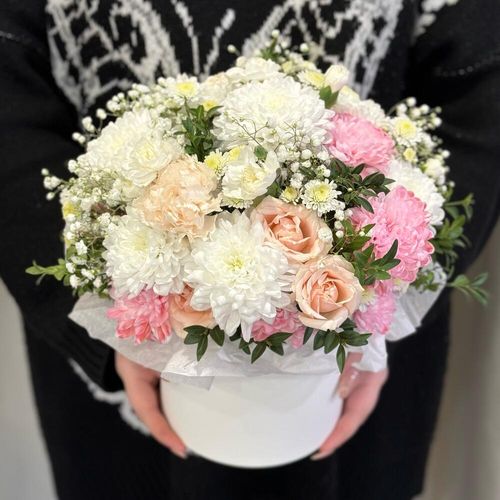 Букет цветов в коробке: кустовые розы, кустовые хризантемы, зелень (к1927)