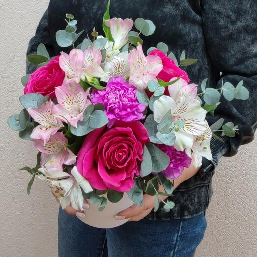 Коробочка S с розами и альстромерией