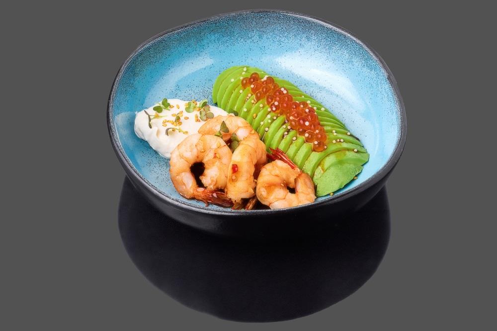 Авокадо с креветками и красной икрой