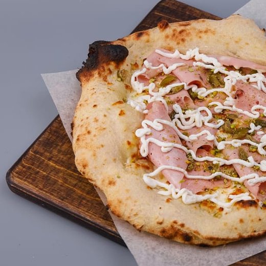 С мортаделлой и трюфельным маслом