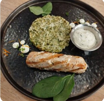 Стейк из лосося гриль со шпинатным ризотто