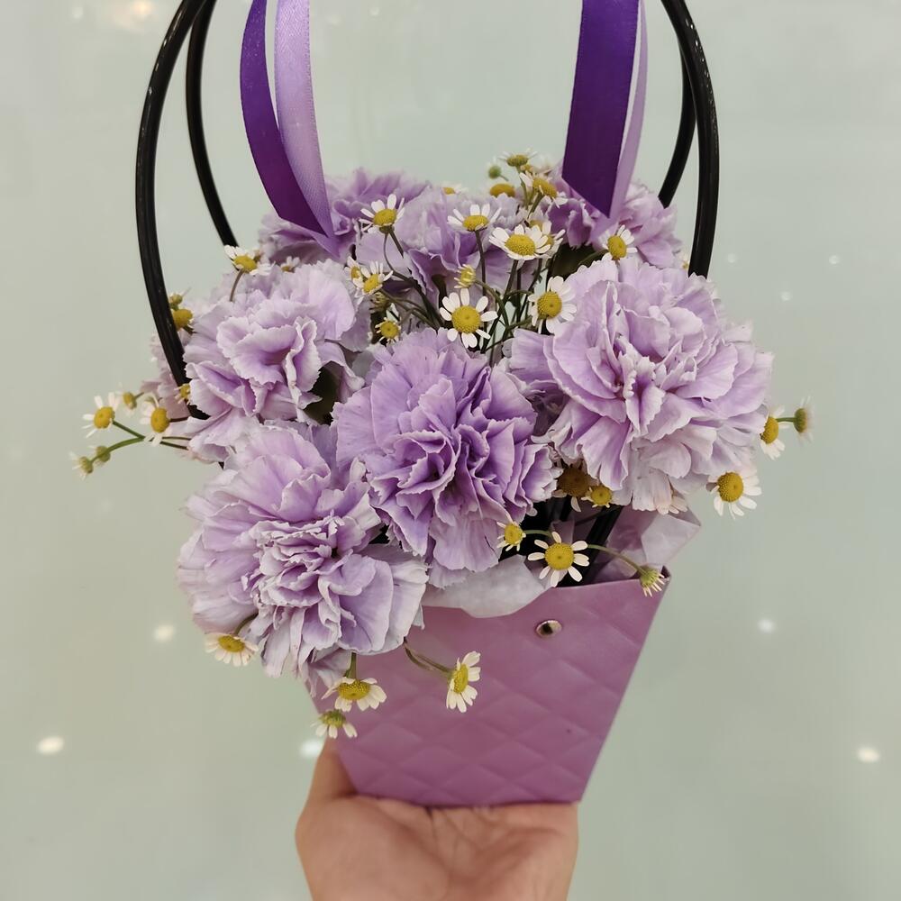 Диантусы с танацетумом в сумочке "Сирень"