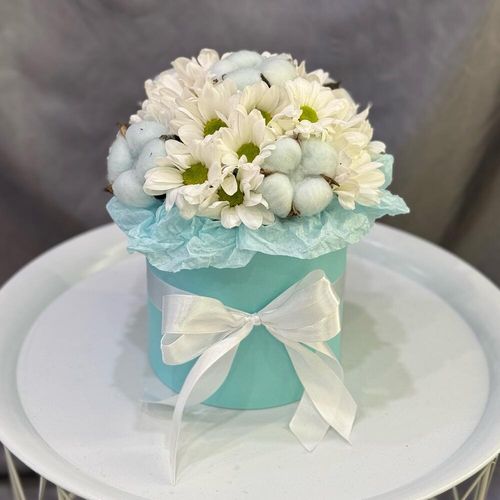 Букет цветов в коробке: ромашковая хризантема, хлопок (к1953)