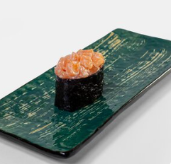 Гункан с лососем спайси