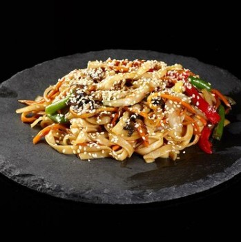 Удон с говядиной и овощи и соус на выбор