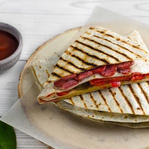 Кесадилья с колбасками и перцем