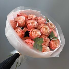 15 пионовидных роз с эвкалиптом