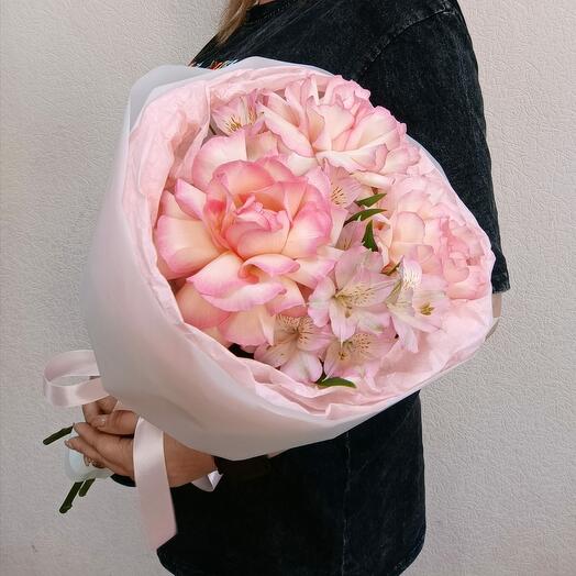 Розовые французские розы с альстромериями