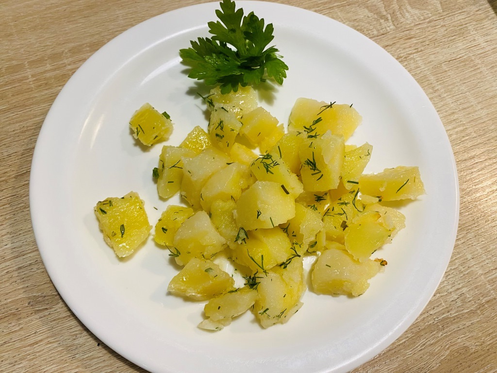 Картофель отварной с маслом и зеленью