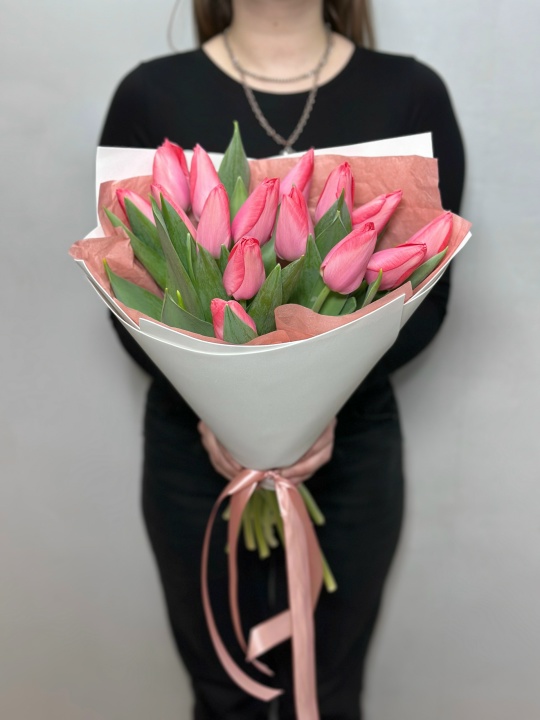 15 розовых тюльпанов в оформлении