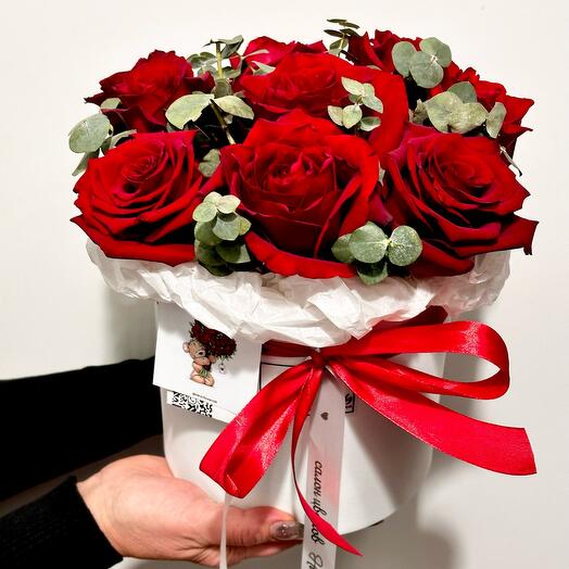 Композиция из роз и эвкалипта