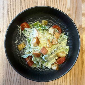 Салат цезарь с курицей гриль