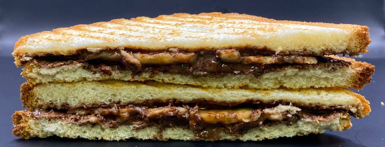 Сендвич с нутеллой и бананом